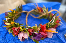 Load image into Gallery viewer, Kiana - Island Style Haku Lei - Fresh Flower Crown