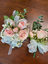 Load image into Gallery viewer, Corsage &amp; Boutonniere Set
